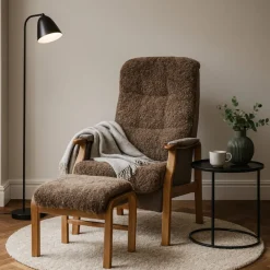 Bergen Reclinerfåtölj ink Pall Fårskinn Sahara